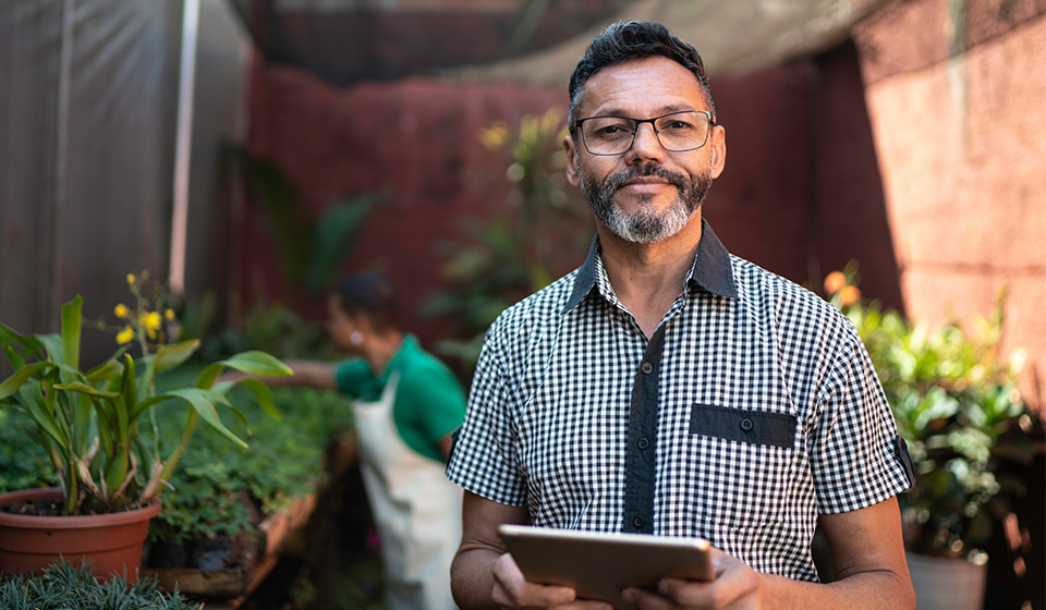 A gentleman shopping for employer plans